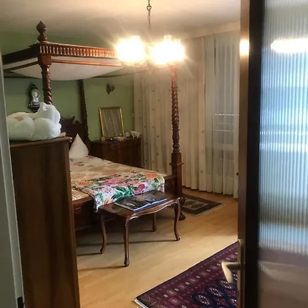 Romantisches Zimmer mit Himmelbett Bregenz